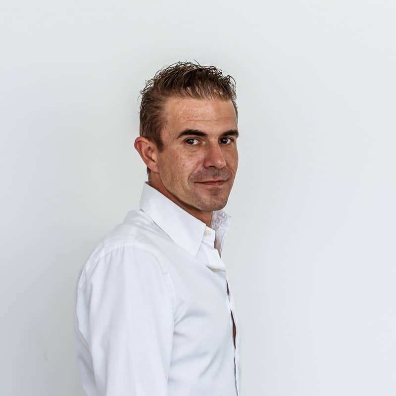 Portretfoto van Nicolas De Flo, oprichter en CEO van Chapewerken De Flo, gespecialiseerd in chape en vloerisolatie in Roesela